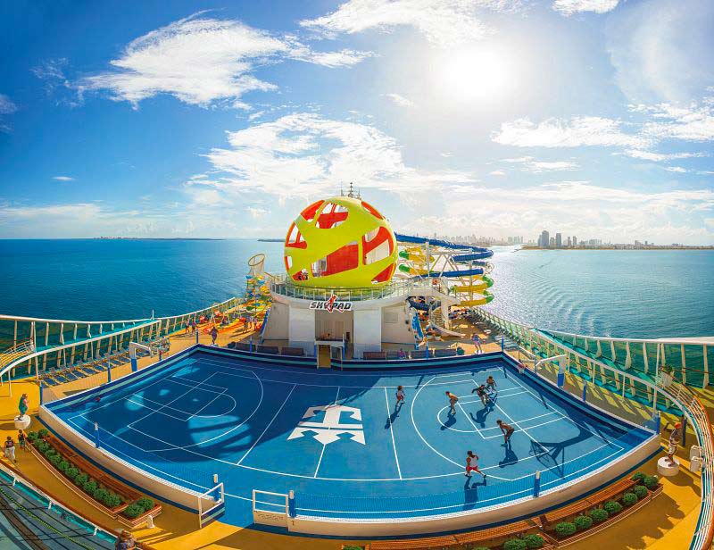 Sky Pad, lancio dal trampolino per bungee jumping a bordo di una nave da crociera di Royal Caribbean