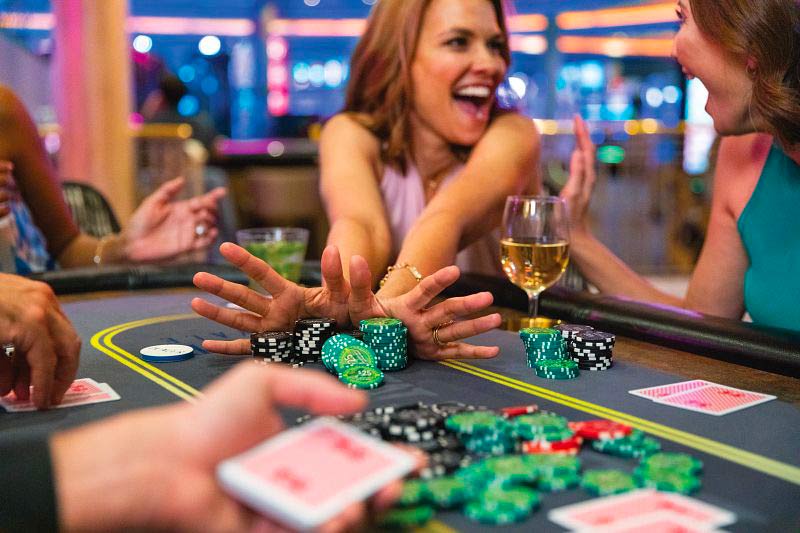  Il Casino Royale, con i suoi tavoli da poker e le slot machine durante una crociera Royal Caribbean