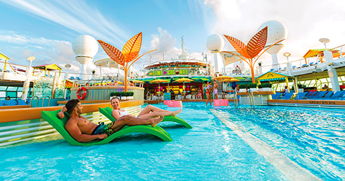 Coppia in piscina che prende il sole durante una crociera Royal Caribbean