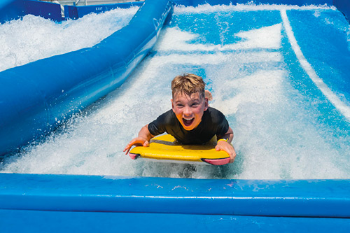 Gruppo di bambini insieme ai supervisori durante una attività presso Adventure Ocean - disponibile a bordo di Roya Caribbean