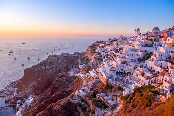 Tipiche case bianche dell'isola di Santorini durante il tramonto. 