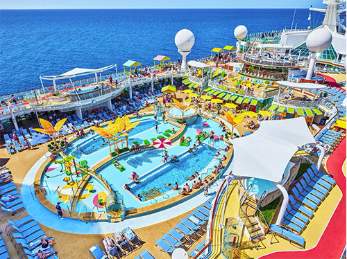 Vista dall'alto sulle piscine a bordo di una nave di Royal Caribbean.